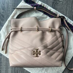 Tory Burch Kira Chevron Bucket bag in Devon Sand